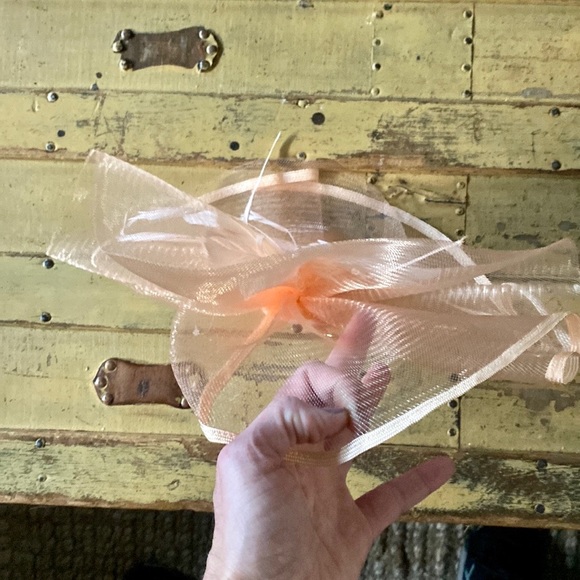 PINK FEATHER FASCINATOR HAT DRESSY MESH SHEER PINK FEATHER CLIP FASCINATOR - Picture 11 of 13